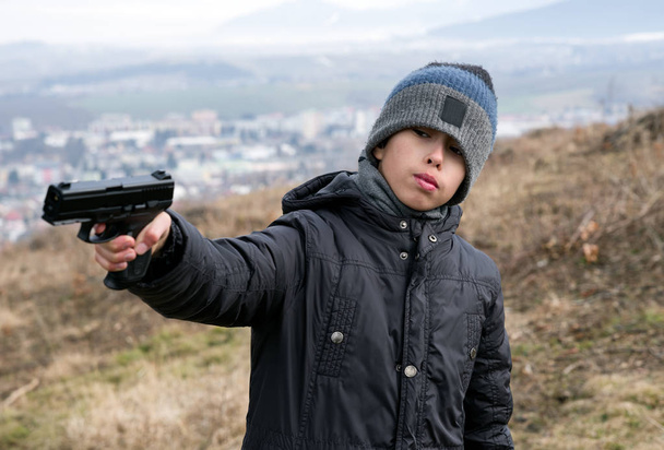 Kid met pistool - Foto, afbeelding