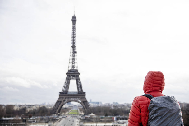 Fiatal férfi hátizsák nézett Eiffel-torony Párizs, Franciaország - Fotó, kép