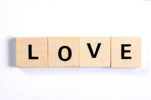 slovo láska vyrobené z dřevěných bloku izolovaných na bílém pozadí - Fotografie, Obrázek