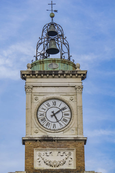 Старая часовая башня на площади Пьяцца дель Пополо в Равенне, Италия
 - Фото, изображение