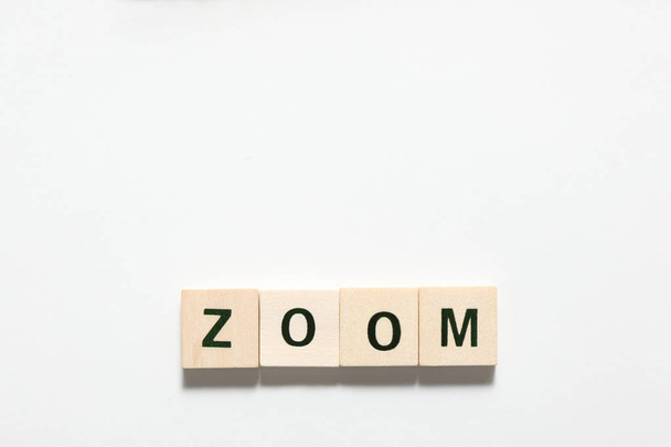 sana zoom valmistettu puusta lohko eristetty valkoisella pohjalla
 - Valokuva, kuva