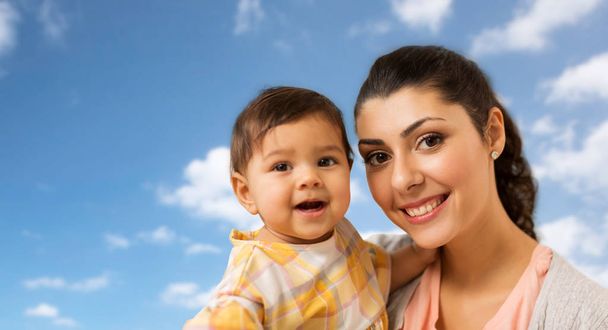 Porträt einer glücklichen Mutter mit kleiner Tochter - Foto, Bild