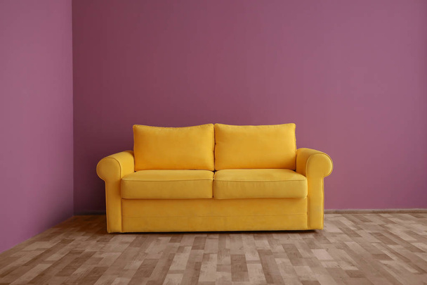 Елегантний інтер'єр кімнати зі зручним диваном
 - Фото, зображення