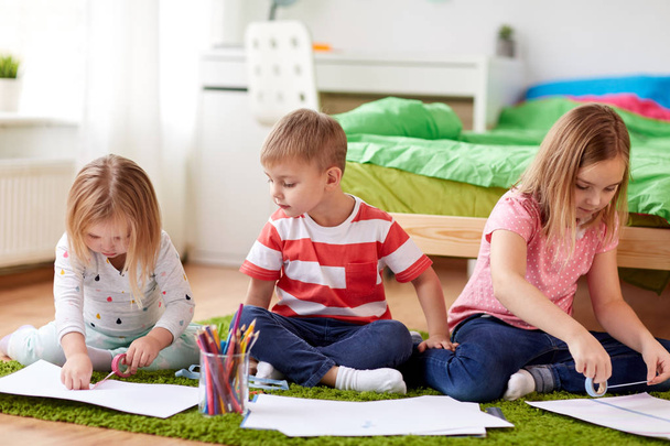 happy kids drawing at home - Foto, Imagen