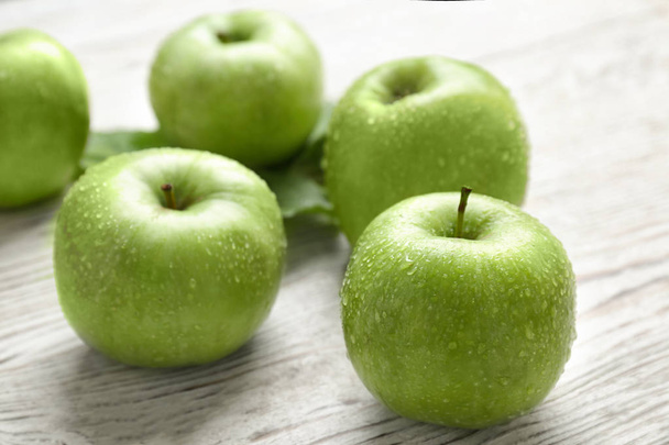 Fresh green apples on wooden background - Foto, afbeelding