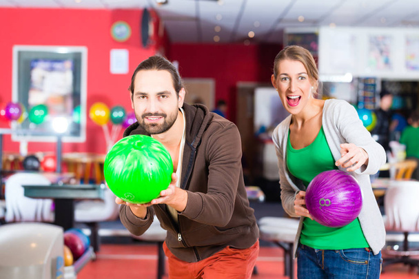 Coppia giocare a bowling
 - Foto, immagini