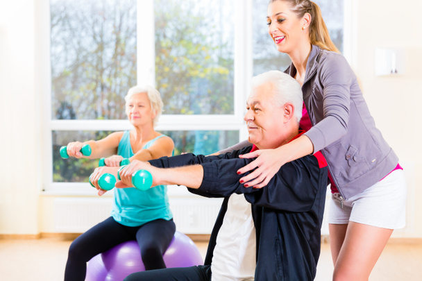 Fisioterapeuta treinando pessoas idosas
 - Foto, Imagem