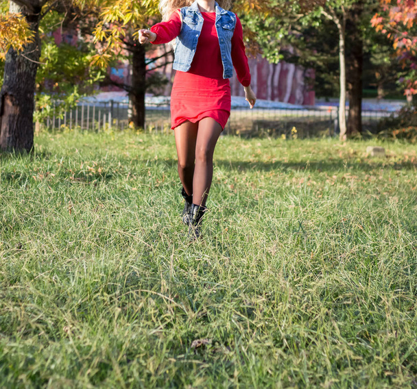 Ein Mädchen ruht im Park - Foto, Bild