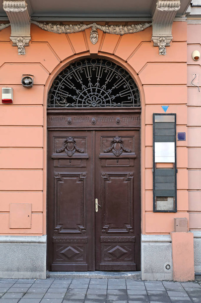 Brown Arch Door - Foto, Imagen