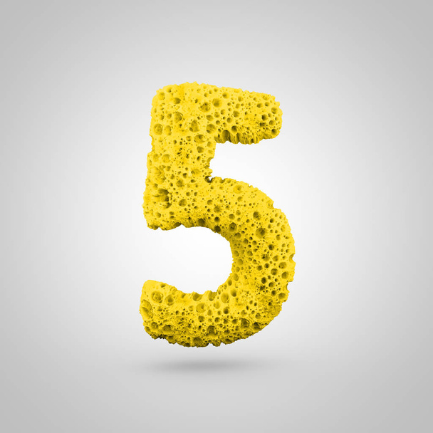 Esponja número 5. Representación 3D de fuente de esponja amarilla aislada sobre fondo blanco
. - Foto, Imagen