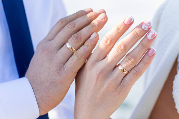 Paar hält Händchen mit Eheringen - Foto, Bild