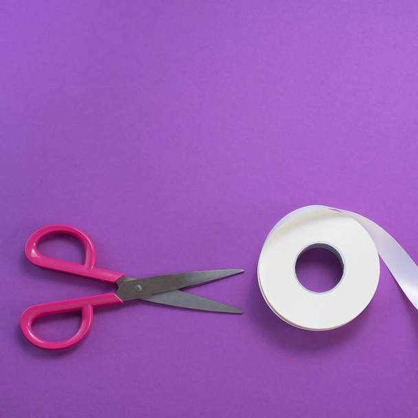Sakset ja rullan teippiä valkoinen violetti tausta. Materiaalit luovuutta, Harrastukset ja muotoilu. Tasainen lay top näkymä
 - Valokuva, kuva