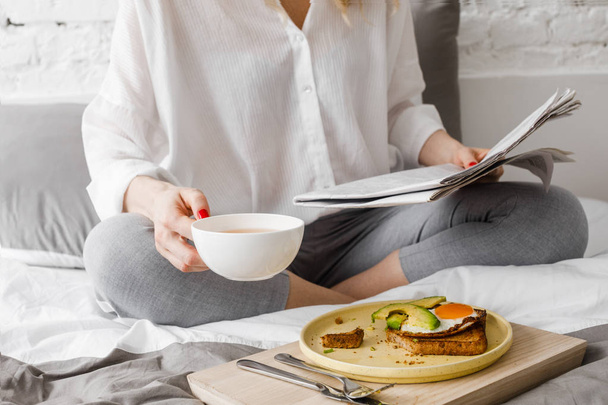 Woman Having Breakfast at Home - Foto, imagen