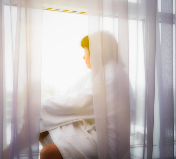 woman by the window sunlight - Foto, Imagem