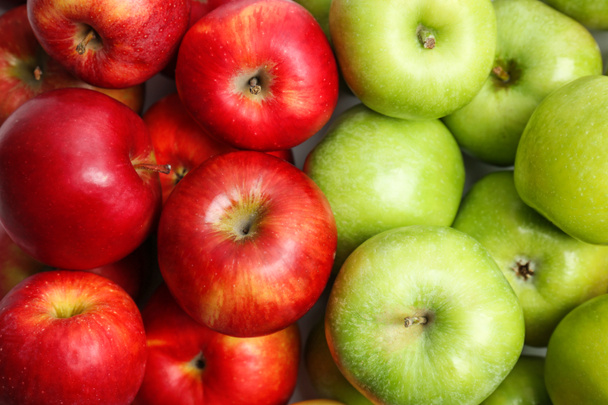 背景として新鮮な緑と赤のリンゴ - 写真・画像