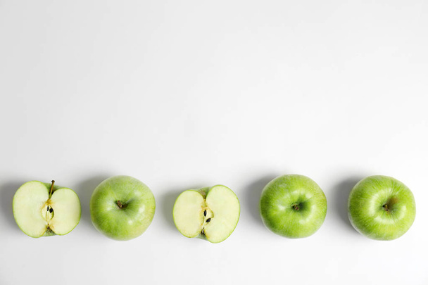 Fresh green apples on white background, flat lay - Фото, зображення