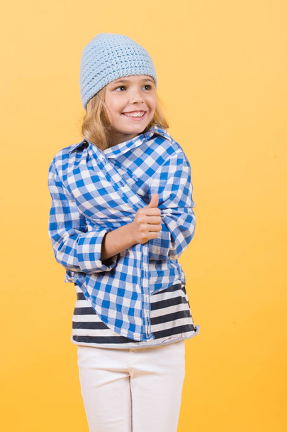 小さな女の子は、帽子、シャツ、パンツ、ファッションで笑顔します。 - 写真・画像