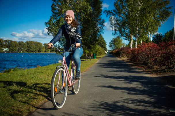 Городской велосипед - молодая женщина на велосипеде
 - Фото, изображение