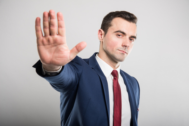 Atrakcyjny biznes człowiek pokazuje gest stop - Zdjęcie, obraz