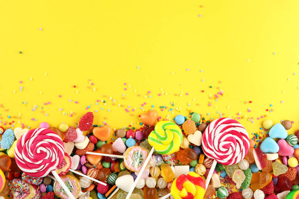 Cukierki galaretki i cukrem. kolorowy wachlarz różnych childs - Zdjęcie, obraz