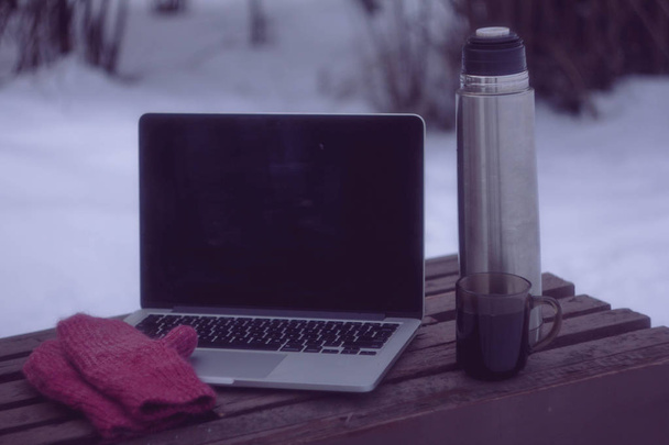 Laptop a ranní káva na lavičce v parku - Fotografie, Obrázek