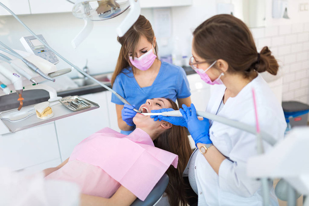 Dentistas y paciente en consultorio odontológico
 - Foto, Imagen