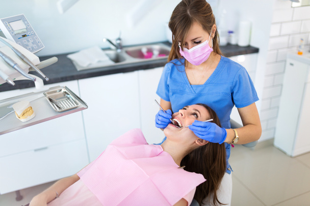 Стоматолог и пациент в стоматологическом кабинете - Фото, изображение