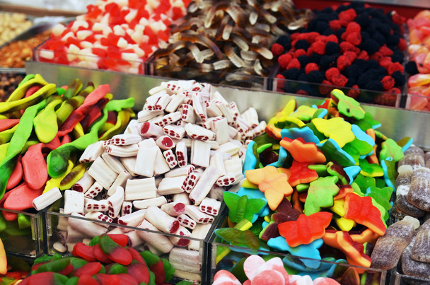 Sok színes cukorkák, piaci stand - Fotó, kép