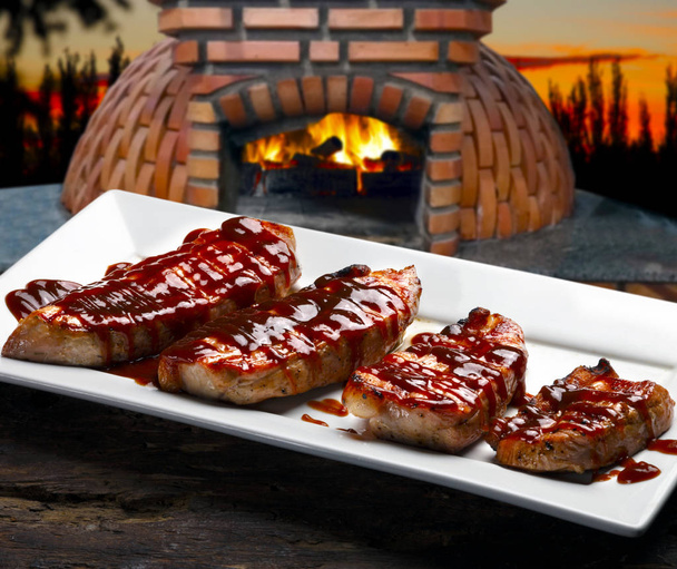 vue rapprochée des steaks de porc avec sauce barbecue
 - Photo, image