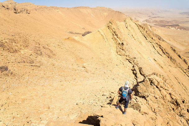 Backpacker τουρίστας που στέκεται έρημο ορεινό βράχο κορυφογραμμή άκρη τοπίο - Φωτογραφία, εικόνα