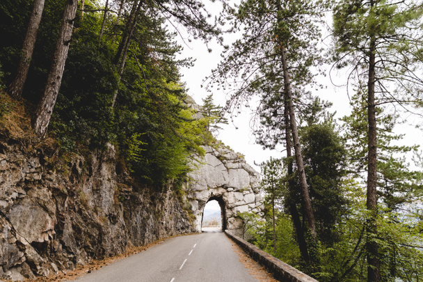 carretera con túnel
 - Foto, Imagen