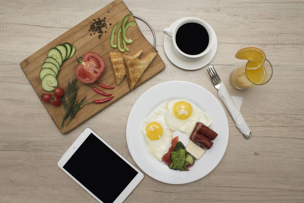 vista superior de la tableta y el desayuno, café, tostadas en la mesa - Foto, Imagen
