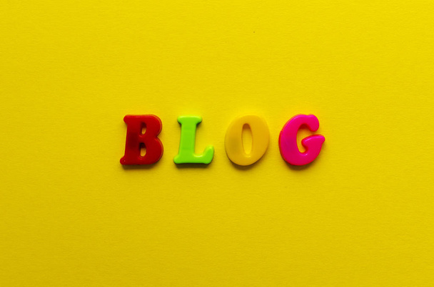 слово "блог" з пластикових магнітних кольорових літер на жовтому папері
 - Фото, зображення