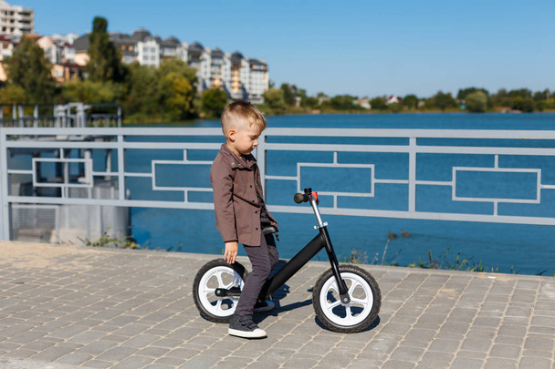 幸せな 4 歳の少年乗馬自転車ペダルなし、ba - 写真・画像