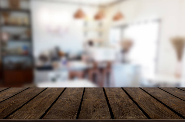 Επιλεγμένο εστίαση άδειο καφετί ξύλινο τραπέζι και Coffee shop ή ΡΕΣΤΑ - Φωτογραφία, εικόνα