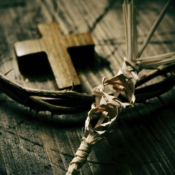 hoja de palma trenzada, cruz y corona de espinas
 - Foto, imagen