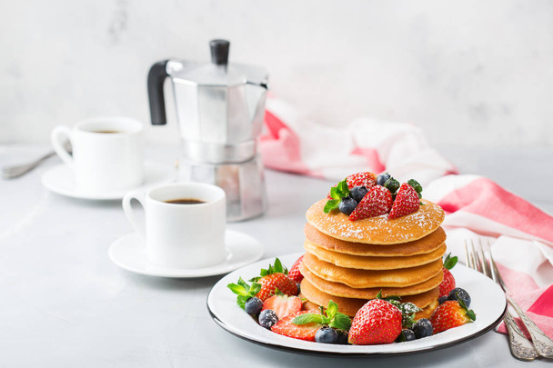 Stapel hausgemachter Pfannkuchen zum Frühstück mit Beeren - Foto, Bild