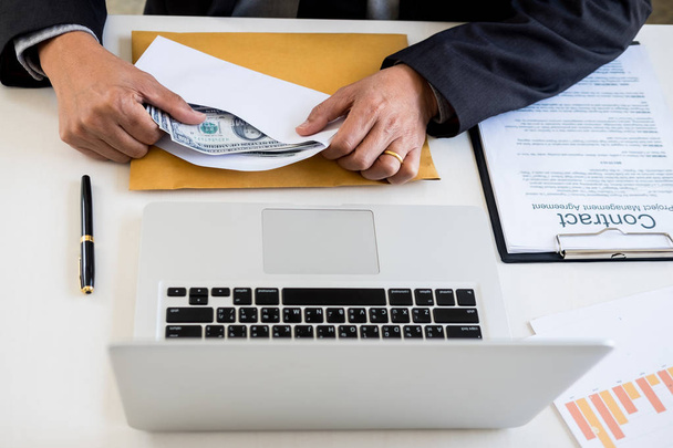 hombre de negocios contando dinero en la mesa, concepto de contabilidad
 - Foto, Imagen