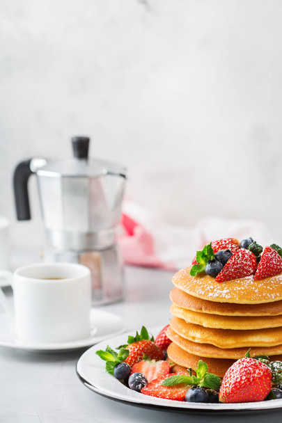 Стек домашніх млинців на сніданок з ягодами
 - Фото, зображення