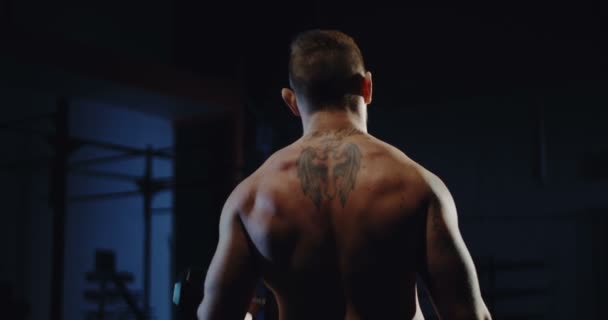 Deportista muscular levantando pesadas mancuernas
 - Metraje, vídeo