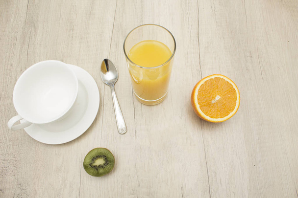 frutas y jugos en la mesa
 - Foto, imagen