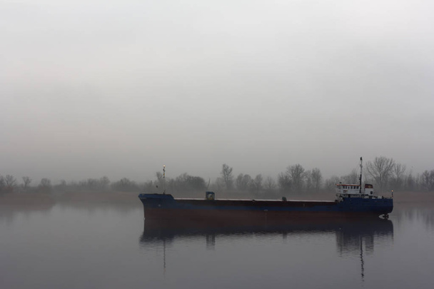 Судно на річці Ijssel поблизу Wilsum під час рано вранці Сонячний і Туманний. - Фото, зображення