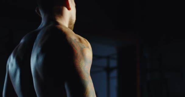 Lekkoatletycznego mężczyzna ćwiczenia z hantlami w siłowni - Materiał filmowy, wideo