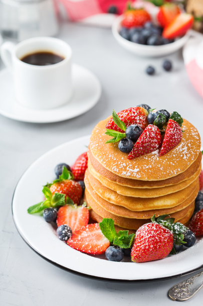 食べ物や飲み物、まだ生活、健康的な栄養の概念。果実と砂糖を朝食に自家製パンケーキのスタック。光キッチンの背景 - 写真・画像
