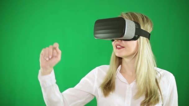 Nainen virtuaalitodellisuuden laseissa, VR
. - Materiaali, video