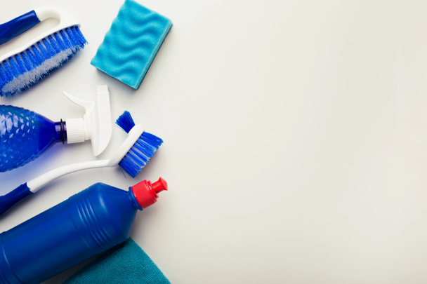 Reinigungsmittel und Produkte für das Aufräumen zu Hause - Foto, Bild