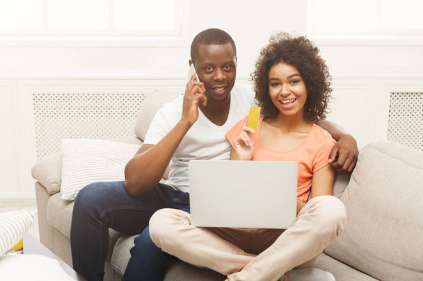 Fiatal afro-amerikai házaspár, online vásárlás - Fotó, kép