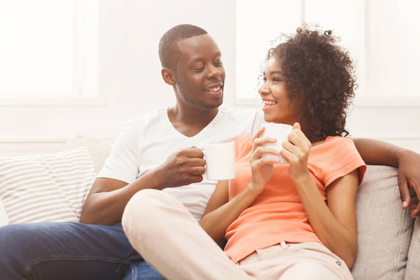 Souriant couple noir boire du café à la maison
 - Photo, image