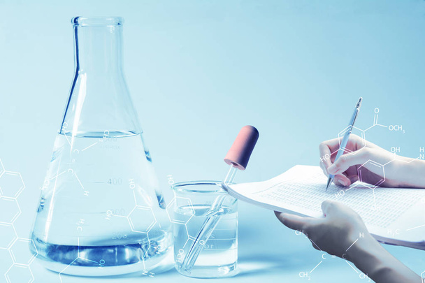 Investigador con tubos de ensayo químicos de laboratorio de vidrio con líquido para el concepto de investigación analítica, médica, farmacéutica y científica. - Foto, Imagen