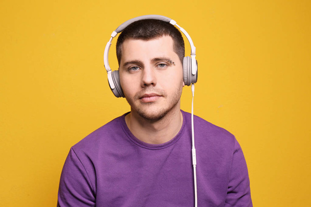 Young man  listening to music - Zdjęcie, obraz
